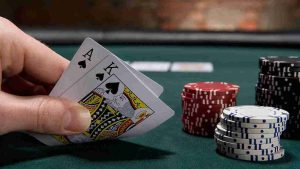 Mesa de Blackjack VIP no 944BET cassino com cartas e fichas.